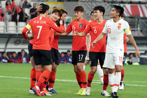 国足世预赛0比3完败韩国，孙兴慜点球破门